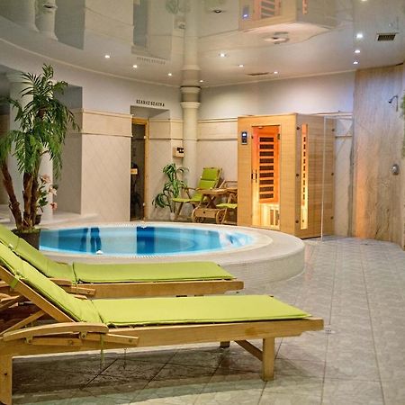 Hozam Wellness Es Apartman Szolnok Bagian luar foto